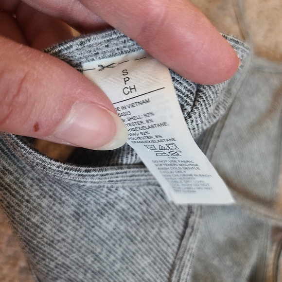 Old navy active top - Picture 2 of 4